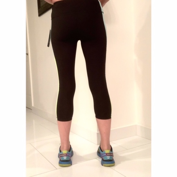 BEBE SPORT BLACK MINT COLOR BLOCK CAPRI LEGGINGS - Picture 4 of 9